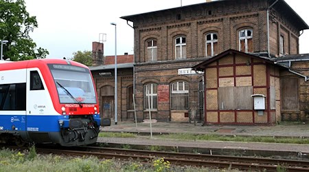 Eine zweite Bahnstrecke soll nach Rostock führen. (Archivbild) / Foto: picture alliance / dpa