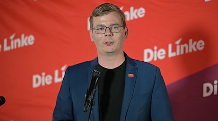 Der Brandenburger Linke-Landeschef Sebastian Walter zeigt sich nach der Wahl der neuen Bundesspitze zuversichtlich (Archivbild). / Foto: Michael Bahlo/dpa