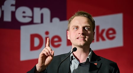 Linke-Landesvorsitzender Maximilian Schirmer sieht bei der Aufarbeitung des Landesparteitags noch Diskussionsbedarf. (Archivfoto) / Foto: Annette Riedl/dpa