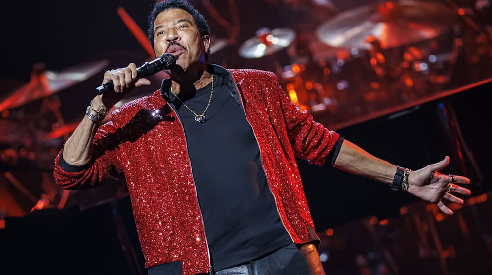 In den letzten Jahren trat Lionel Richie auf vielen Festivals auf. 2025 gibt er auf seiner Europa-Tournee fünf Konzerte in Deutschland. / Foto: Valentin Flauraud/KEYSTONE/dpa