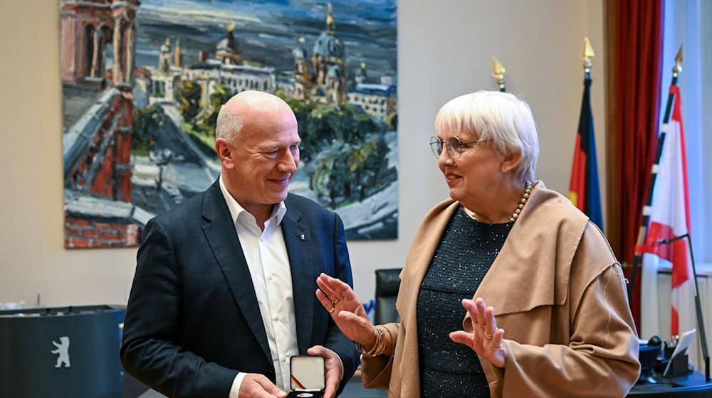 Berlins Regierender Bürgermeister Kai Wegner (CDU) und Kulturstaatsministerin Claudia Roth (Grüne) haben den Standort für das zentrale Mahnmal für die Opfer der kommunistischen Gewaltherrschaft bekanntgegeben. (Archivbild) / Foto: Soeren Stache/dpa