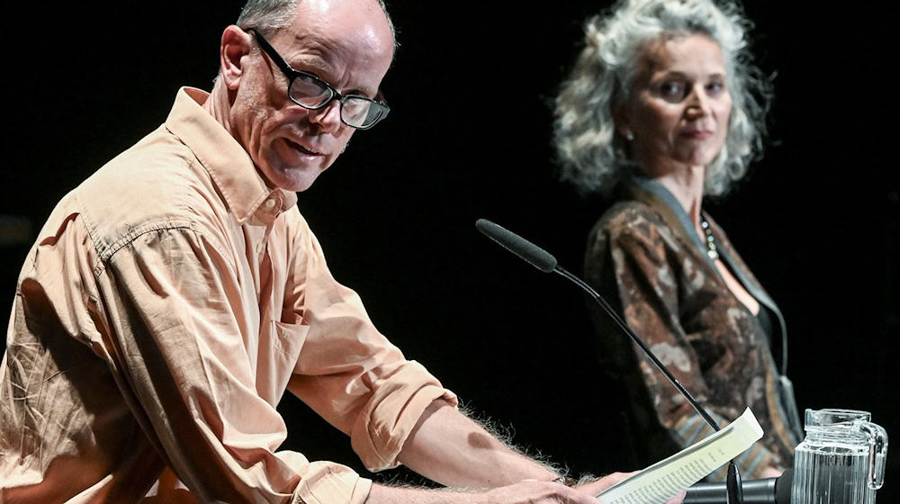 Daniel Krug und Stephanie Krug, die Kinder von Manfred Krug, lesen bei einer Veranstaltung zur Eröffnung des Manfred-Krug-Archivs in der Akademie der Künste aus Briefen ihres Vaters.  / Foto: Jens Kalaene/dpa