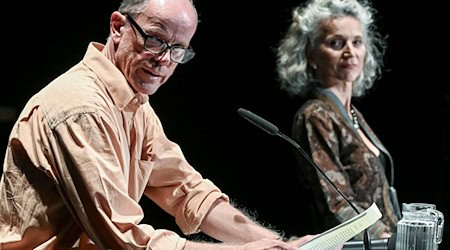 Daniel Krug und Stephanie Krug, die Kinder von Manfred Krug, lesen bei einer Veranstaltung zur Eröffnung des Manfred-Krug-Archivs in der Akademie der Künste aus Briefen ihres Vaters.  / Foto: Jens Kalaene/dpa