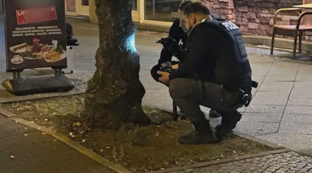 Ein Mann ist vor einem Imbiss in Berlin-Reinickendorf durch einen Schuss verletzt worden.  / Foto: Sven Käuler/TNN/dpa