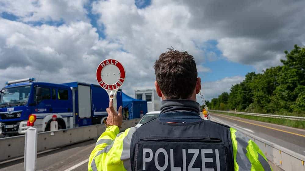 Bundesinnenministerin Nancy Faeser begründete die Anordnung stationärer Kontrollen an allen Landgrenzen ab Mitte September mit irregulärer Migration sowie dem Schutz vor islamistischen Terroristen und grenzüberschreitender Kriminalität. (Archivbild) / Foto: Harald Tittel/dpa