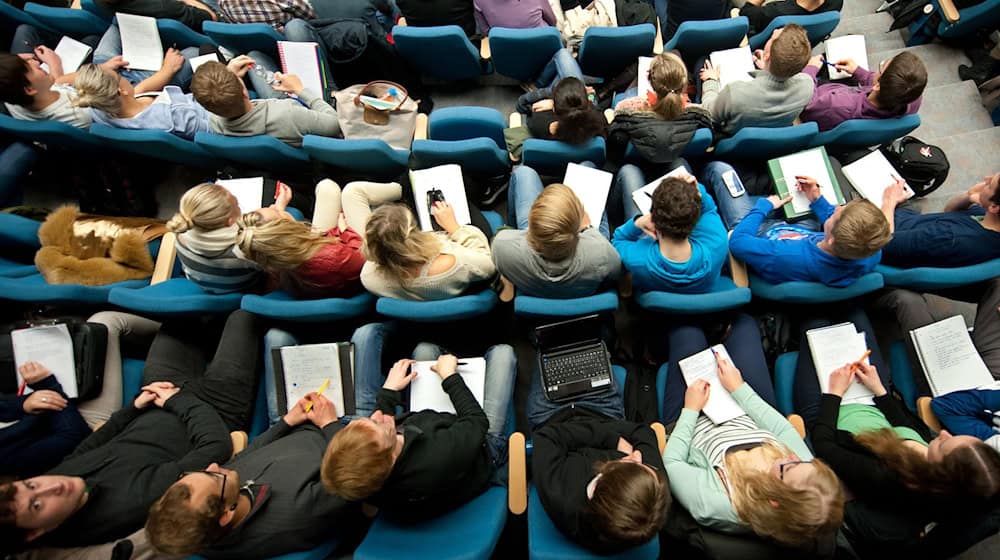 Lehramtsstudenten sind überwiegend weiblich (Symbolbild).  / Foto: Julian Stratenschulte/dpa