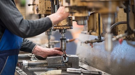 Die Beschäftigten der Metall- und Elektroindustrie in Berlin und Brandenburg sind mit dem jüngsten Tarifangebot der Arbeitgeber nicht zufrieden. (Archivbild) / Foto: Monika Skolimowska/dpa-Zentralbild/dpa