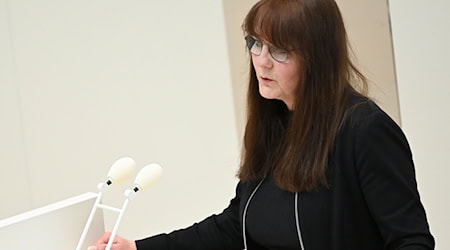 Brandenburgs geschäftsführende Finanzministerin Katrin Lange (SPD) sieht eine schlechtere Einnahmesituation. (Archivbild) / Foto: Jens Kalaene/dpa