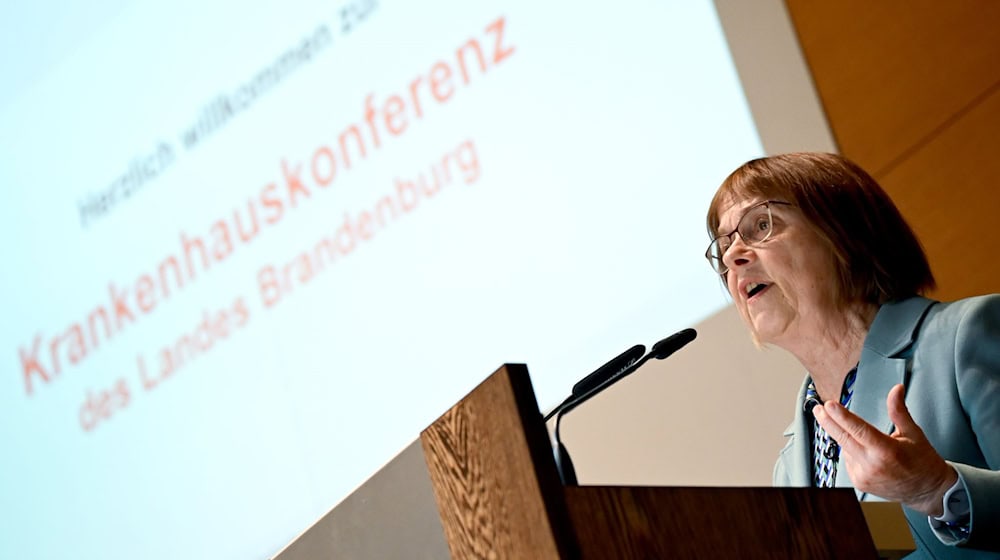 Der Bundestag hat die Krankenhausreform beschlossen - Brandenburgs Gesundheitsministerin Ursula Nonnemacher äußert sich dazu (Archivbild). / Foto: Britta Pedersen/dpa