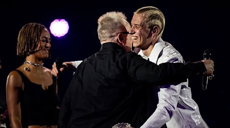 Herbert Grönemeyer und Soho Bani nahmen ihren Preis in Berlin entgegen.  / Foto: Fabian Sommer/dpa