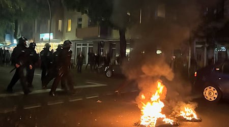 Autoreifen brannten: In der Nacht kam es in Berlin-Neukölln zu Ausschreitungen. / Foto: Julius-Christian Schreiner/dpa