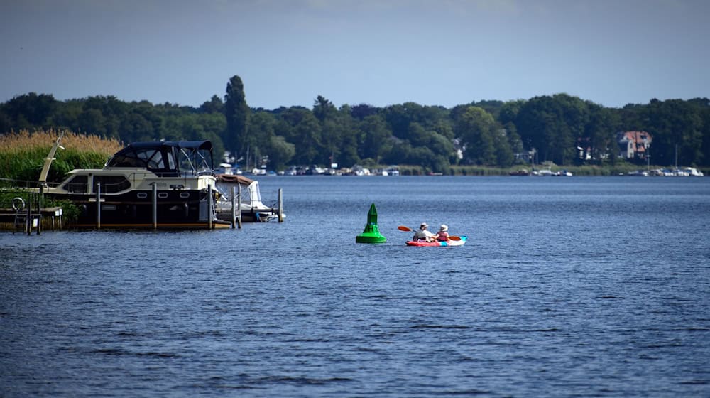 Eine Frau und ein Mann auf dem Kajütboot konnten sich ans Ufer retten, sie erlitten leichte Verletzungen. (Archivbild) / Foto: Soeren Stache/dpa-Zentralbild/ZB