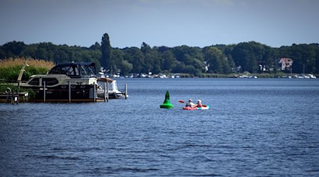 Eine Frau und ein Mann auf dem Kajütboot konnten sich ans Ufer retten, sie erlitten leichte Verletzungen. (Archivbild) / Foto: Soeren Stache/dpa-Zentralbild/ZB