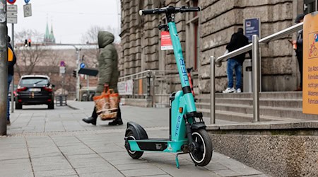 Die türkisfarbenen E-Scooter der Marke Tier erhalten bald einen neuen Anstrich (Archivbild).  / Foto: Daniel Löb/dpa