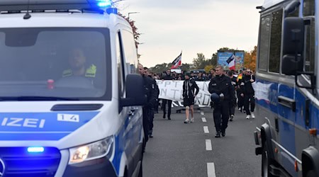 An der linken Demo nahmen deutlich mehr Menschen teil als an der rechten. / Foto: Paul Zinken/dpa