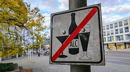 Die Stadt Frankfurt (Oder) reagiert mit Alkoholverbotszonen auf steigende Kriminalität. (Symbolbild) / Foto: Patrick Pleul/dpa