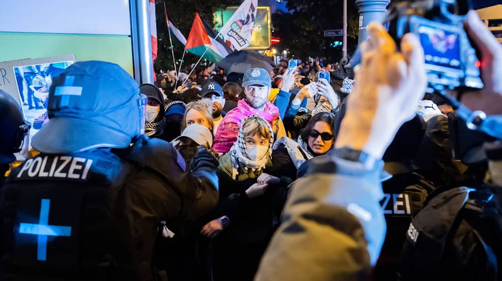 Die Berliner Polizei wünscht sich mehr Unterstützung der Justiz für Maßnahmen gegen gewalttätige Demonstranten. / Foto: Christoph Soeder/dpa