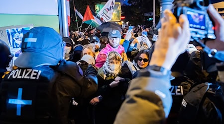 Die Berliner Polizei wünscht sich mehr Unterstützung der Justiz für Maßnahmen gegen gewalttätige Demonstranten. / Foto: Christoph Soeder/dpa