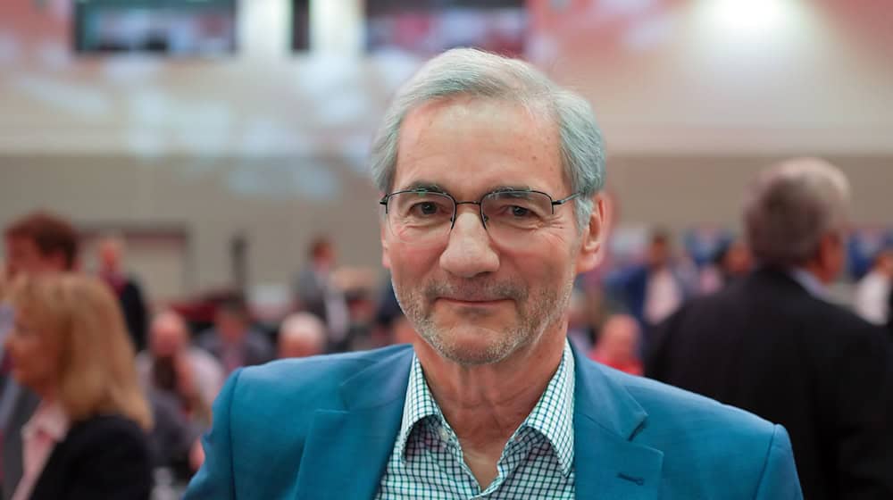 Brandenburgs Ex-Ministerpräsident Platzeck äußert sich mit Blick auf Sondierungsgespräche von SPD und BSW optimistisch. (Archivbild) / Foto: Soeren Stache/dpa