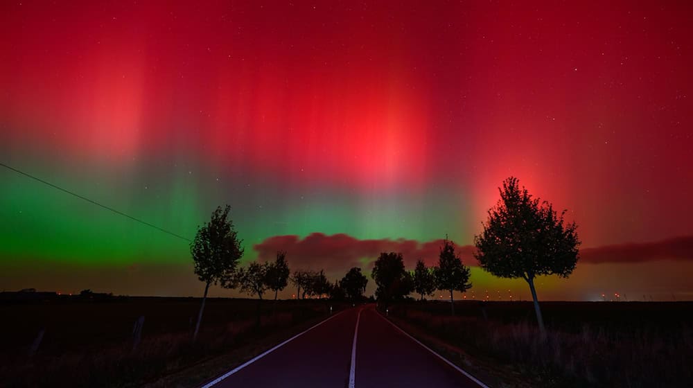 Polarlichter haben in Teilen Brandenburgs den Nachthimmel erhellt. Bei wolkenfreiem Himmel sei das Naturschauspiel in der ersten Nachthälfte gut zu sehen gewesen, hieß es beim Deutschen Wetterdienst. / Foto: Patrick Pleul/dpa