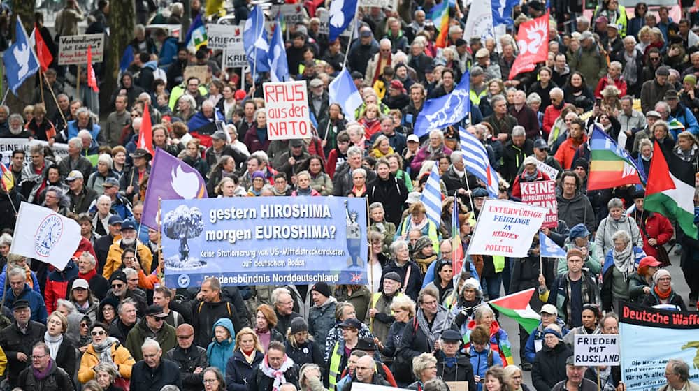 Tausende von Demonstranten ziehen am Donnerstag durch Berlin. / Foto: Sebastian Gollnow/dpa