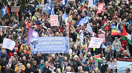 Tausende von Demonstranten ziehen am Donnerstag durch Berlin. / Foto: Sebastian Gollnow/dpa