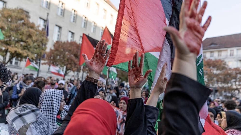 Am Hermannplatz in Neukölln drängten sich die Teilnehmer einer Demonstration, die gegen die Krieg in Gaza demonstrieren wollten.  / Foto: Carsten Koall/dpa