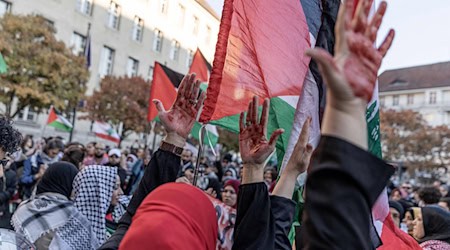 Am Hermannplatz in Neukölln drängten sich die Teilnehmer einer Demonstration, die gegen die Krieg in Gaza demonstrieren wollten.  / Foto: Carsten Koall/dpa