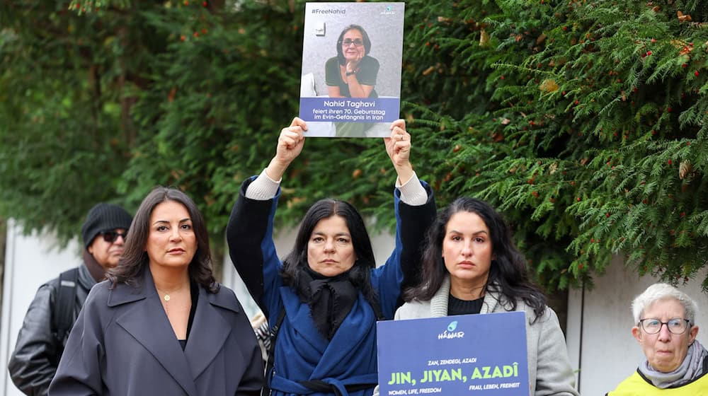 Schauspielerin Jasmin Tabatabai (M) protestiert vor der iranischen Botschaft.  / Foto: Gerald Matzka/dpa