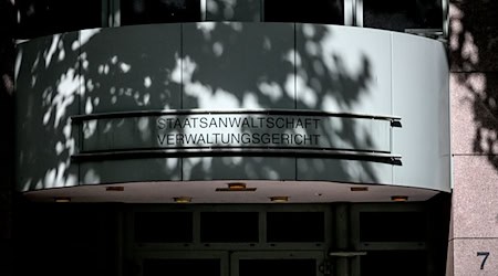 Das Verwaltungsgericht prüft eine Klage des Internetportals «FragDenStaat» gegen die Polizei. (Archivbild) / Foto: Britta Pedersen/dpa