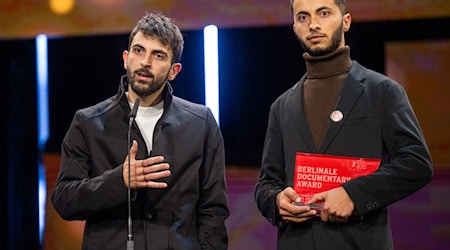 Yuval Abraham (l) und Basel Adra haben den Publikumspreis beim Human Rights Film Festival gewonnen. (Archivbild) / Foto: Monika Skolimowska/dpa