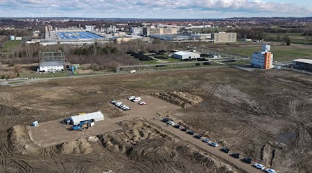 Rock Tech will in Guben eine Lithium-Fabrik bauen, in der der Rohstoff für E-Auto-Batterien weiterverarbeitet werden soll. (Archivbild) / Foto: Patrick Pleul/dpa