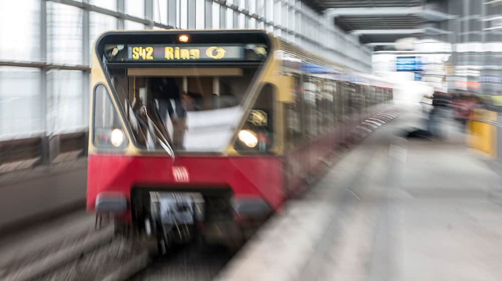 Zwei Männer kamen den Angaben zufolge verletzt in eine Klinik. (Symbolbild) / Foto: Paul Zinken/dpa