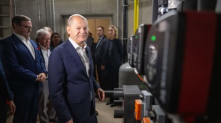 Kanzler Olaf Scholz (SPD) besucht ein Bauprojekt in Caputh und wirbt für mehr Standards. / Foto: Christophe Gateau/dpa