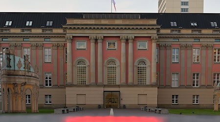 Vorbereitungen für die erste Sitzung: Brandenburger Landtag. (Archivbild) / Foto: Michael Bahlo/dpa