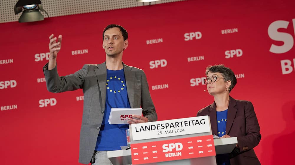 Das SPD-Spitzenduo Martin Hikel und Nicola Böcker-Giannini pocht auf echte Reform der Verwaltung. (Archivbild) / Foto: Joerg Carstensen/dpa