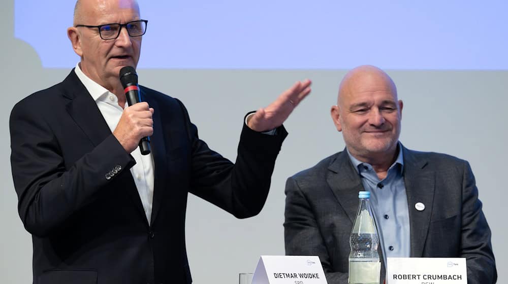 Sie gehen am Mittwoch mit einer Verhandlungsgruppe erstmals in ein Sondierungsgespräch: Brandenburgs Ministerpräsident Woidke (links) und BSW-Politiker Crumbach. (Archivbild) / Foto: Soeren Stache/dpa