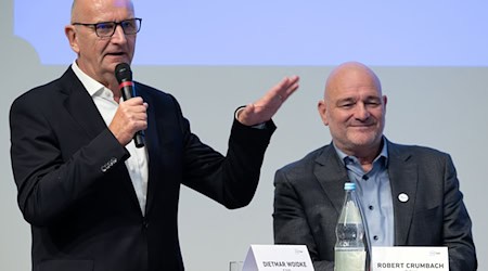 Sie gehen am Mittwoch mit einer Verhandlungsgruppe erstmals in ein Sondierungsgespräch: Brandenburgs Ministerpräsident Woidke (links) und BSW-Politiker Crumbach. (Archivbild) / Foto: Soeren Stache/dpa