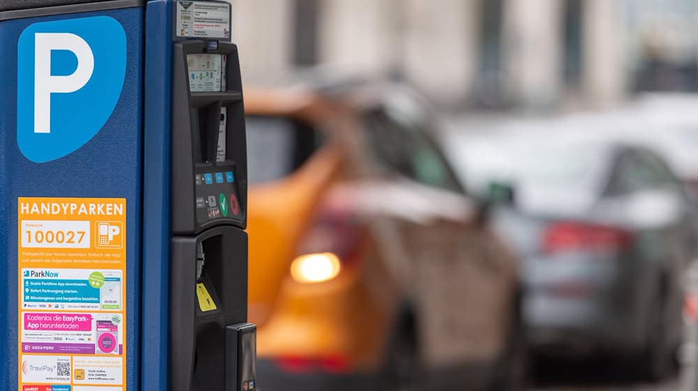 Paris will die Parkgebühren für große, schwere Autos erhöhen. Die Verkehrsverwaltung in Berlin sieht darin kein Vorbild. (Archivbild) / Foto: Monika Skolimowska/dpa-Zentralbild/dpa