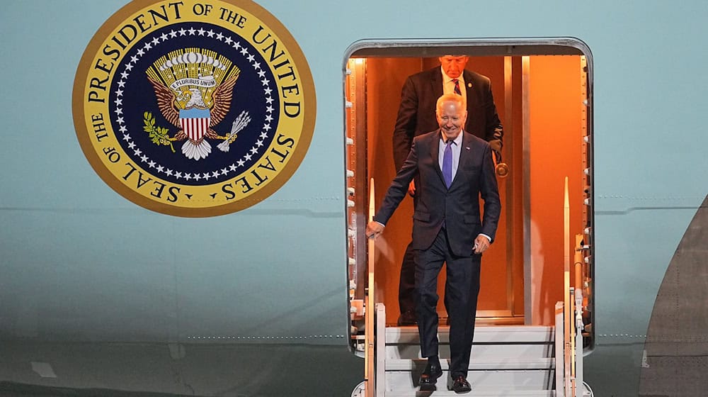 US-Präsident Joe Biden steigt am Flughafen in Berlin aus der Airforce One. / Foto: Michael Kappeler/dpa