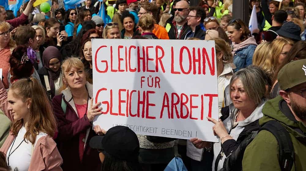 Verdi will, dass in Berlin deutlich mehr Beschäftigte als bisher die Hauptstadtzulage von monatlich 150 Euro erhalten. (Archivbild) / Foto: Jörg Carstensen/dpa