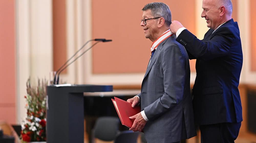 Kai Wegner übergibt im Roten Rathaus den Verdienstorden des Landes Berlin an Bernd Schiphorst, Manager und ehemaliger Hertha-Präsident. / Foto: Sebastian Gollnow/dpa