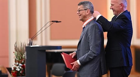 Kai Wegner übergibt im Roten Rathaus den Verdienstorden des Landes Berlin an Bernd Schiphorst, Manager und ehemaliger Hertha-Präsident. / Foto: Sebastian Gollnow/dpa