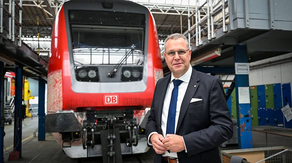 Brandenburgs Verkehrsminister Genilke kritisiert die geplante Erhöhung der Trassenpreise -  eine Art «Schienenmaut». (Archivbild) / Foto: Jens Kalaene/dpa