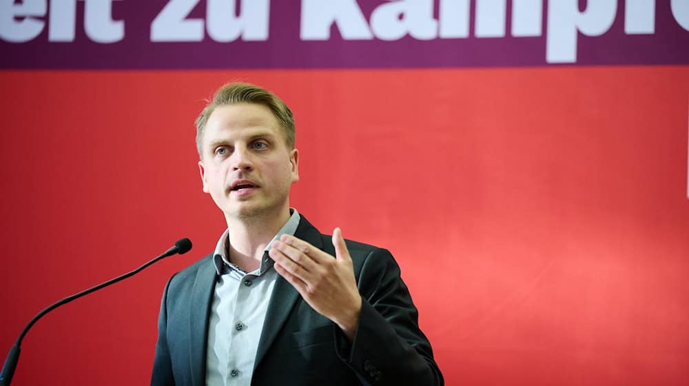 Linken-Co-Landesvorsitzender Maximilian Schirmer warf dem Senat vor, Berlin gegen die Wand zu fahren. / Foto: Annette Riedl/dpa