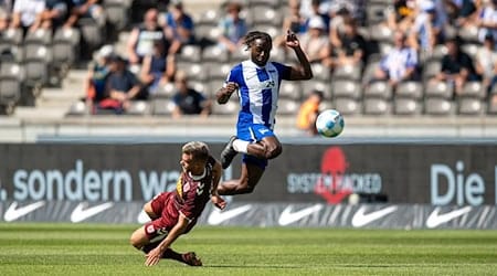 Deyovaisio Zeefuik (vorn) fehlte im Mannschaftstraining von Hertha. / Foto: Sebastian Räppold/Matthias Koch/dpa