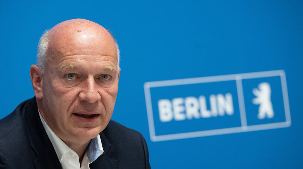 Berlins Regierender Bürgermeister Kai Wegner (CDU) hat den ehemaligen Daimler-Chef Edzard Reuter als einen großen Freund der Stadt gewürdigt. (Archivfoto) / Foto: Sebastian Gollnow/dpa