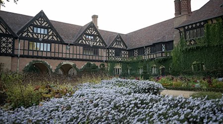 Ab 1. November wird Schloss Cecilienhof im Neuen Garten in Potsdam geschlossen. Die Sanierung soll bis Herbst 2027 dauern. / Foto: Sebastian Gollnow/dpa