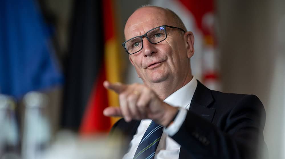 Brandenburgs Ministerpräsident Dietmar Woidke (SPD) dringt weiter auf Grenzkontrollen und beschleunigte Asylverfahren (Archivbild). / Foto: Monika Skolimowska/dpa