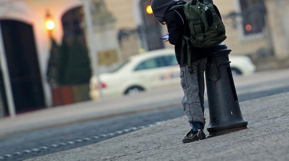 In Brandenburg haben im vergangenen Jahr tausende Schüler regelmäßig den Unterricht geschwänzt. (Symbolbild) / Foto: Arno Burgi/dpa-Zentralbild/dpa